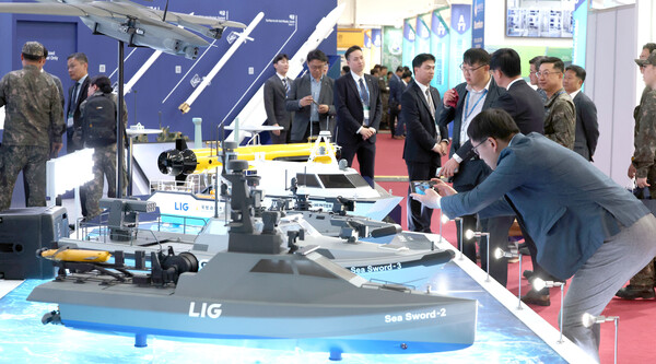 4월 경남 창원시 진해구 해군사관학교에서 열린 '2024 이순신 방위산업전(YIDEX)'에서 참석자들이 부스를 둘러보고 있다. 사진=연합뉴스