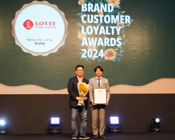 안재용 롯데글로벌로지스 LM기획혁신부문장(오른쪽), 서경덕 한국소비자포럼 소비자위원장(왼쪽)이 기념촬영하고 있다. 사진=롯데글로벌로지스