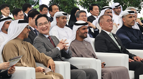 이재용 삼성전자 회장이 16일(현지시간) 바라카 원자력발전소에서 열린 바라카 원전 3호기 가동식에서 셰이크 만수르 빈 자이드 알 나흐얀 아랍에미리트(UAE) 부총리 겸 대통령실 장관과 웃으며 대화하고 있다. 사진=연합뉴스