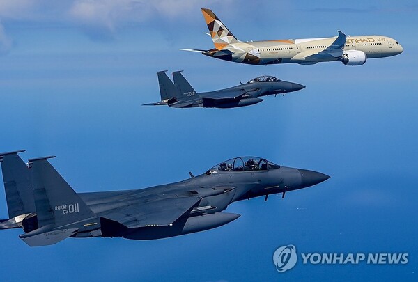 공군 전투기, 국빈 방문 UAE 무함마드 대통령 전용기 호위 비행. 사진=대통령실