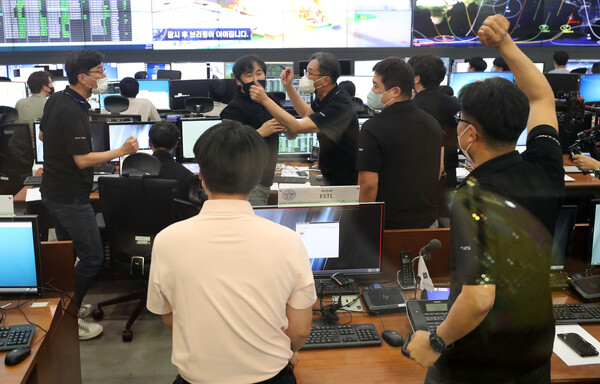 2022년 한국형 발사체 누리호(KSLV-II)가 발사된 21일 오후 대전시 유성구 어은동 한국항공우주연구원 위성종합관제실에서 연구원들이 환호하고 있다. 사진=연합뉴스