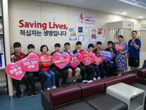 보람할렐루야 선수 및 관계자, 천안시탁구협회 관계자들이 헌혈을 마친 뒤 기념촬영을 하는 모습. 사진=보람그룹