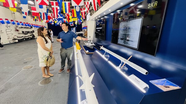 LIG넥스원이 대한민국 해군 천자봉함에서 주요 참석자에게 이번 FCT 시험평가를 최종 통과한 '비궁'을 소개하고 있다. 사진=LIG넥스원