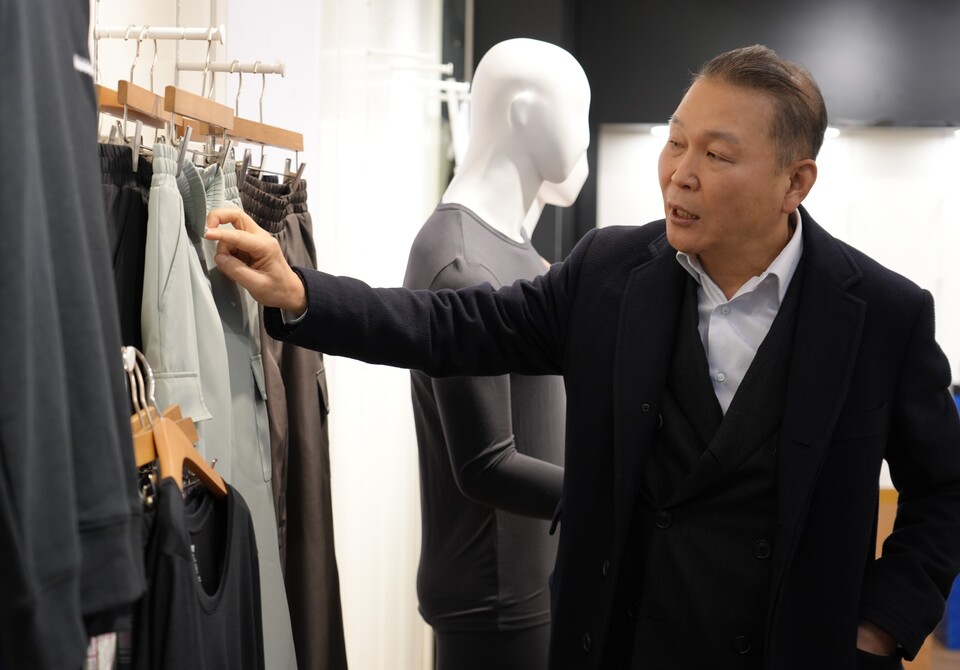 정운호 쌍방울 대표가 지난 27일 서울 중구 신당 본사 트라이 쇼룸에서 자사 제품 컬렉션을 둘러보는 모습. 사진=쌍방울