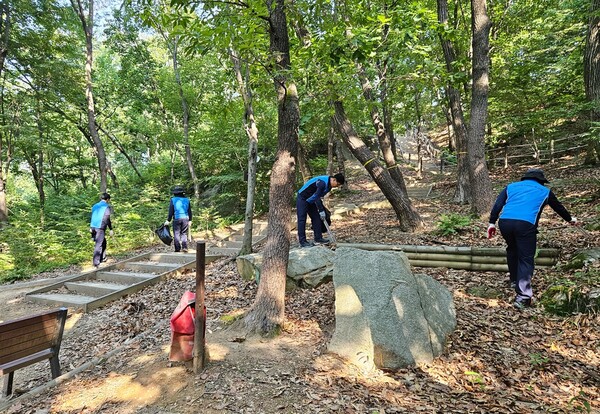 삼천리가 ‘Clean Day’ 활동을 통해 청량산(인천)에서 쓰레기 수거 환경정화를 펼치고 있다. 사진=삼천리