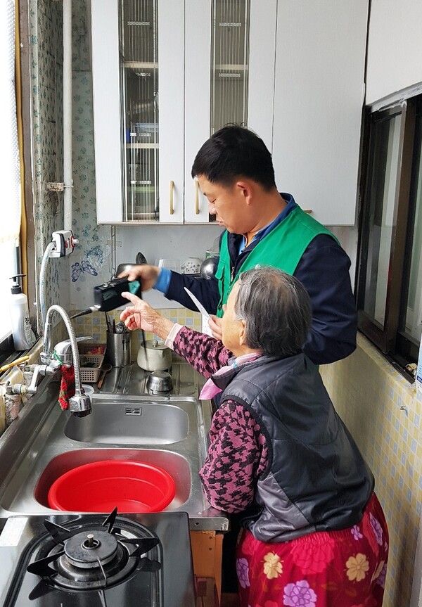 삼천리가 ‘가스안전 사랑나눔’ 활동을 통해 에너지 취약계층의 노후 가스기기를 점검해주고 있다. 사진=삼천리