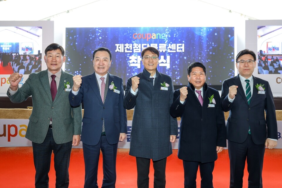 쿠팡이 19일 오후 충청북도 제천시에서 쿠팡 제천첨단물류센터 착공식을 진행했다. (왼쪽부터)박영기 제천시의회 의장, 엄태영 국회의원, 박대준 쿠팡 대표, 김창규 제천시장, 이동욱 충북도 행정부지사가 기념 촬영을 하고 있다. 사진=쿠팡