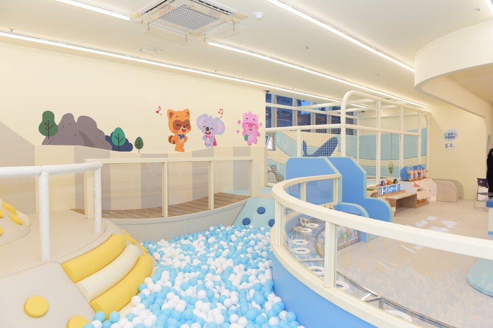 롯데는 지난해 12월 울산 남구 육아종합지원센터에 맘편한 놀이터 29호점을 오픈했다. 맘편한 놀이터 29호점의 실내 내부 모습. 사진=롯데