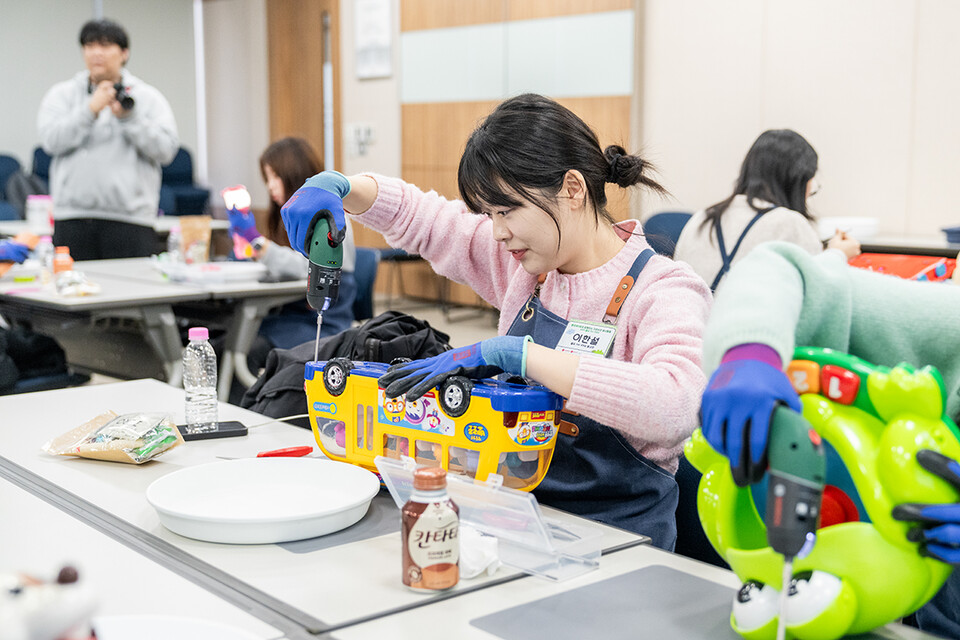 지난 1월 밸유 봉사단 3기가 롯데케미칼 의왕사업장에 방문해 사회공헌활동을 진행하고 있다. 사진=롯데