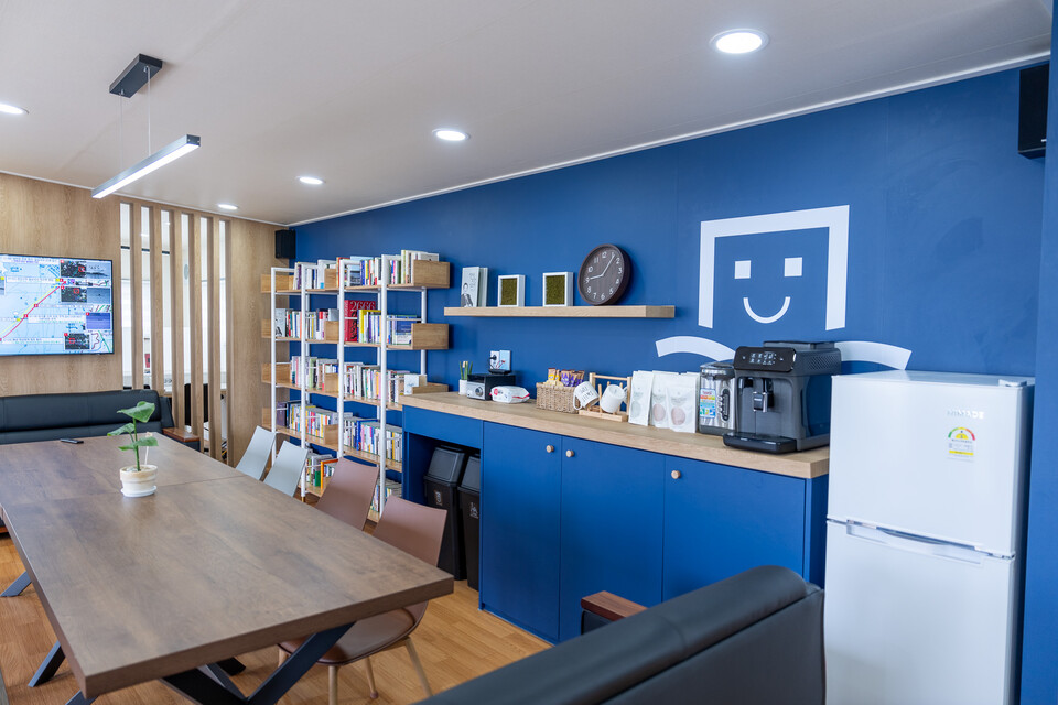 롯데는 지난해 11월 계룡대 공군부대에 장병들을 위한 청춘책방을 개관했다. 사진=롯데