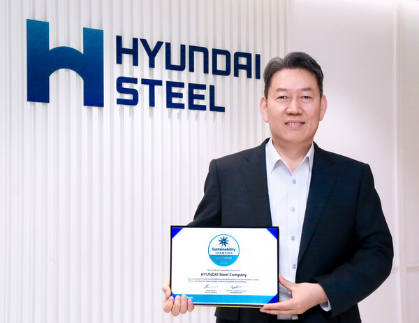 서강현 현대제철 사장이 세계철강협회로부터 수상한 ‘2025 WSA 지속가능성 챔피언 인증서’를 들고 있다. 사진=현대제철