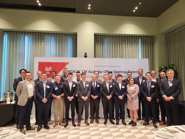 동국씨엠 호주사무소 개소식 행사를 마치고 관계자들이 기념사진 촬영에 임하고 있다. 사진=동국씨엠