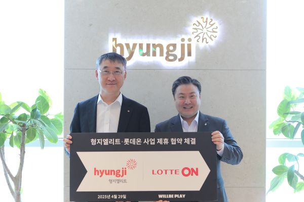 왼쪽부터 롯데쇼핑 이커머스사업부 박익진 대표와 형지엘리트 최준호 대표이사가 인천 송도에 위치한 형지 본사에서 JBP 체결 기념사진을 촬영하고 있다. 사진=롯데온