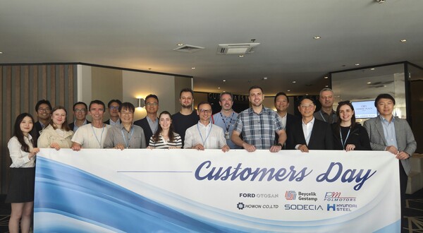 현대제철과 글로벌 고객사 임직원들이 ‘커스터머 데이(Customers Day)’ 행사에서 단체로 기념사진 촬영에 임하고 있다. 사진=현대제철