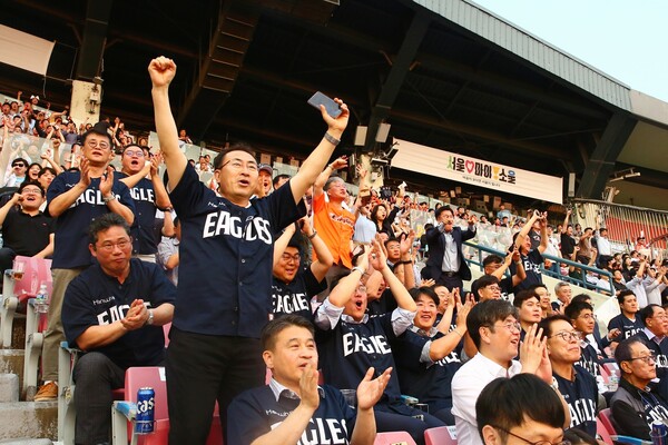 한화 임직원과 협력사 임직원들이 서울 잠실야구장에서 진행된 야구 경기를 관람하며 한화 이글스의 선전을 응원하고 있다. 사진=한화