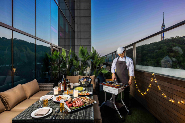반얀트리 클럽 앤 스파 서울이 호텔 최고층에 위치한 ‘문 바’ 야외 테라스에서 ‘프라이빗 바비큐 디너’ 프로모션을 진행한다. 사진=반얀트리 서울