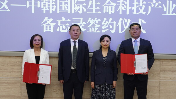 손상훈 제이준코스메틱 대표(맨 오른쪽)가 최근 중국 충칭시를 방문해 현지 정부 및 징둥닷컴 관계자들과 업무협약을 체결한 후 기념촬영을 하고 있다. 사진=제이준코스메틱