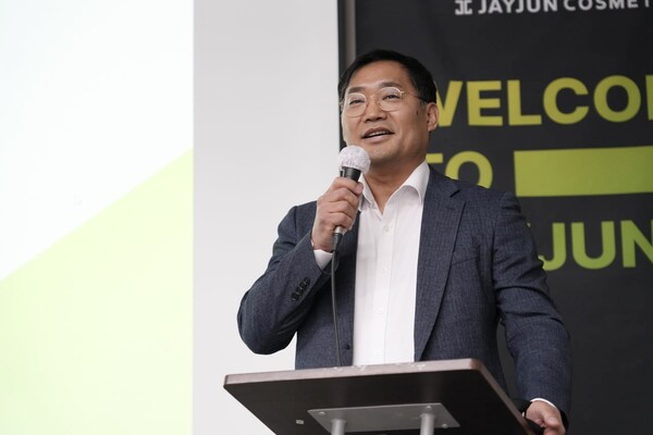 지난 3월 손상훈 제이준코스메틱 대표가 ‘제이준 x 메즈클라’ 엠버서더 발대식에서 환영사를 하고 있는 모습. 사진=제이준코스메틱