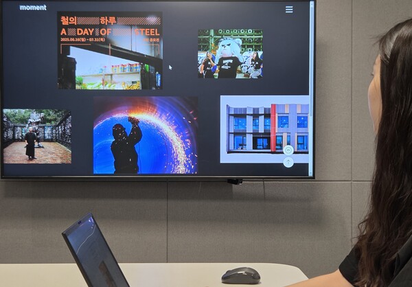 현대제철 임직원이 미디어룸 메인페이지를 살펴보고 있다. 사진=현대제철
