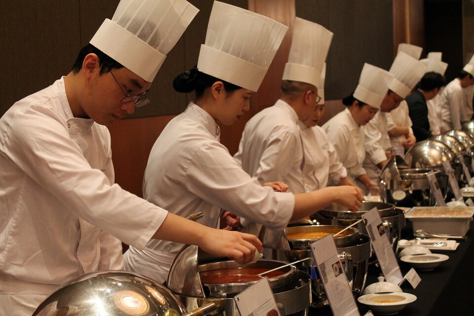 롯데호텔 프리미엄 소스 페어 준비. 사진=롯데호텔앤리조트