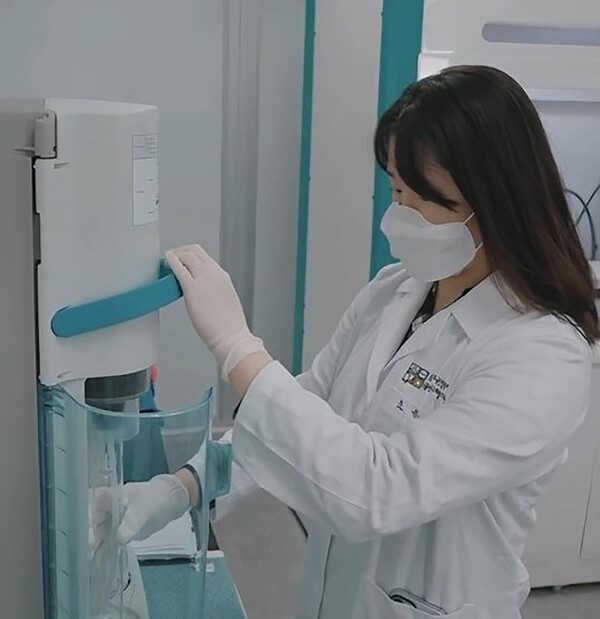 성남식품연구개발지원센터 연구원들이 식품분석을 하고 있다. 사진=성남시청