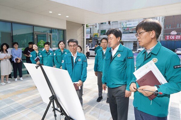 방세환 광주시장은 지난 9일 고산지구와 송정동 도시재생 현장을 방문하여 현장 점검을 하고 있다. 사진=광주시청