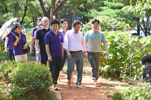 이현재 하남시장이 10일 신장근린1호 공원 흙향기 맨발길을 걸으며, 시민들과 소통의 시간을 갖고 있다. 사진=하남시청