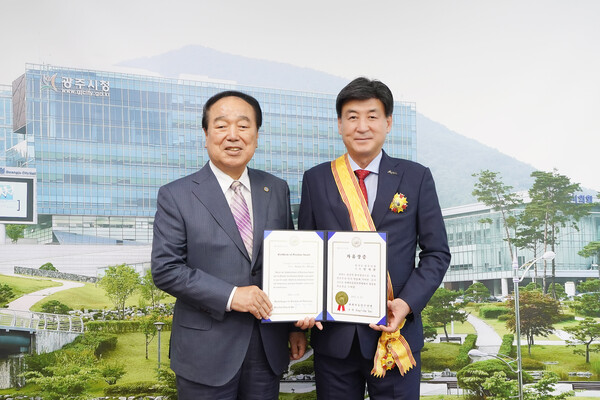 방세환 광주시장이 세계자유주의연맹이 수여하는 자유장을 수상하고 있다. 사진=광주시청