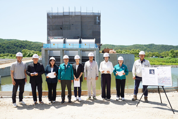 허경행 광주시의회 의장과 의원들이 정지리 배수펌프장에서 현장 확인하고 있다. 사진=광주시의회