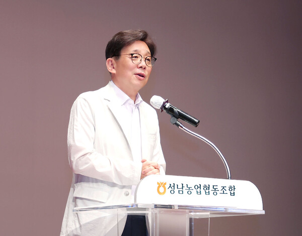 안광림 성남시의회 의장직무대리가 성남농협조합원 교육장에서 격려사를 하고 있다. 사진=성남시의회