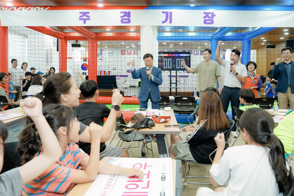 신상진 성남시장이 12일 2025 성남시 초등학생 드론 축구대회에 참석해 인사말을 하고 있다. 사진=성남시청
