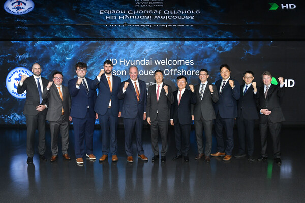 HD현대와 ‘에디슨 슈에스트 오프쇼어(ECO)’사가 최근 미국 내 컨테이너 운반선 공동 건조를 위한 세부 협력방안 등을 논의했다. (사진 오른쪽 여섯번째부터) 정기선 HD현대 수석부회장, 디노 슈에스트 에디슨 슈에스트 오프쇼어 대표. 사진=HD현대