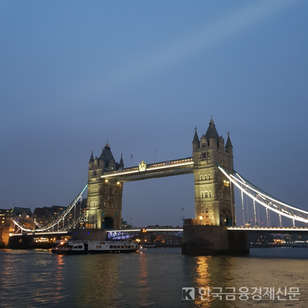 런던의 상징이자 개폐식 도개교로 유명한 ‘타워 브릿지’. 사진=손주희 작가