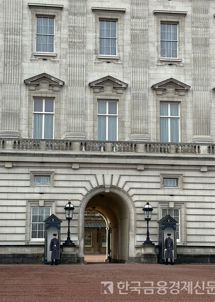 영국 왕실의 공식 거주지이자 런던의 대표적인 관광 명소 ‘버킹엄 궁전’. 사진=손주희 작가