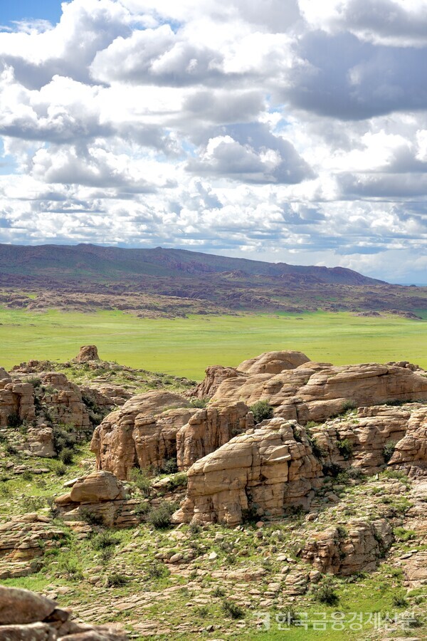‘작은 땅의 바위’라는 뜻의 ‘바가가즈링촐로’에서 찍은 초원. 사진=김성훈 기자