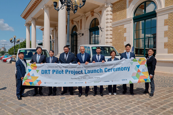 현대자동차는 지난달 31일(현지시각) 헝가리 괴될뢰시에서 열린 ‘헝가리 수요응답교통 서비스 개통식’에서 최첨단 수요응답교통 플랫폼을 제공하고 글로벌 사업 확장 기반을 마련한다. (왼쪽에서 두번째부터) 최병석 기획재정부 경제협력기획과장, 김상욱 주헝가리 대한민국대사관 공사참사관, 사볼치 소노키 헝가리 국가경제부 차관보, 죄르지 게메시 헝가리 괴될뢰 시장, 발리주 센트죄르지 NTP 사장, 김수영 현대차 모빌리티사업실 상무, 김형태 KDI 부원장 등 관계자들이 기념사진 촬영에 임하고 있다. 사진=현대자동차