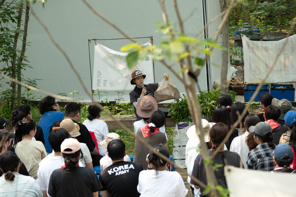 지난 5월 27일 난지도 노을공원에서 ‘기브셔틀 2025’ 참가자들이 본격적인 나무심기 봉사활동 준비를 하고 있다. 사진=카카오모빌리티