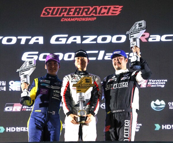지난 9일 강원도 인제 스피디움에서 열린 ‘2025 오네 슈퍼레이스 챔피언십’ 토요타 가주 레이싱 6000클래스 5라운드에서 금호타이어 후원 ‘금호 SL 모터스포츠팀’ 이창욱 선수(가운데)가 1위를 차지했다. 사진=금호타이어