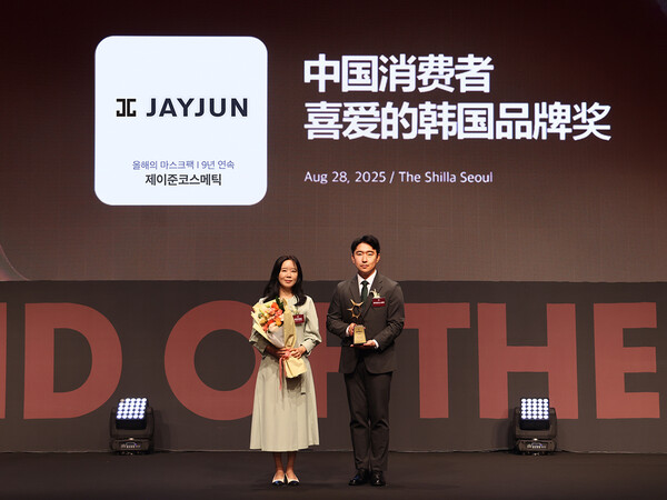 지난 28일 서울 중구 장충동 소재 신라호텔에서 열린 ‘2025 올해의 브랜드 대상’ 시상식에서 전경재 제이준코스메틱 대표(오른쪽)가 수상 후 저우위보 인민일보 온라인 포털 인민망 한국지사 대표와 기념촬영을 하고 있다. 사진=제이준코스메틱