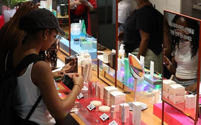 서울의 한 화장품 전시장을 찾은 외국인. 사진=연합뉴스