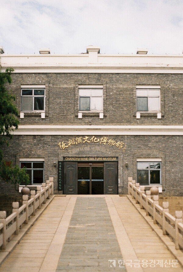 중국 연태 장위와인박물관에서 어떤 할아버지가 뒤쫓으며 몰래 사진을 찍었다. 사진=김성훈 기자