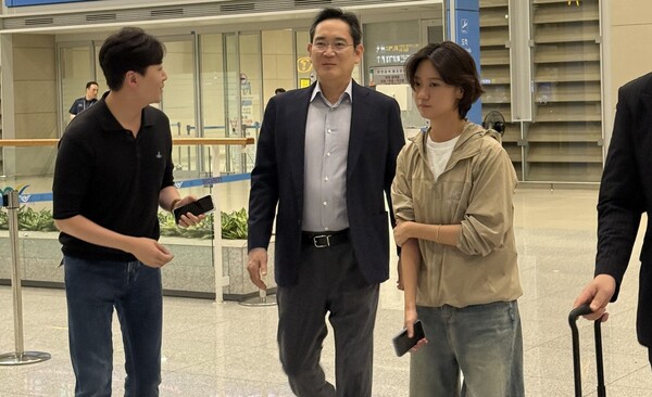 1주일간의 한미정상회담 경제사절단 동행 일정을 마친 이재용 삼성전자 회장이 31일 인천공항 제2여객터미널을 통해 입국하며 취재진의 질문에 답변하고 있다. 사진=연합뉴스