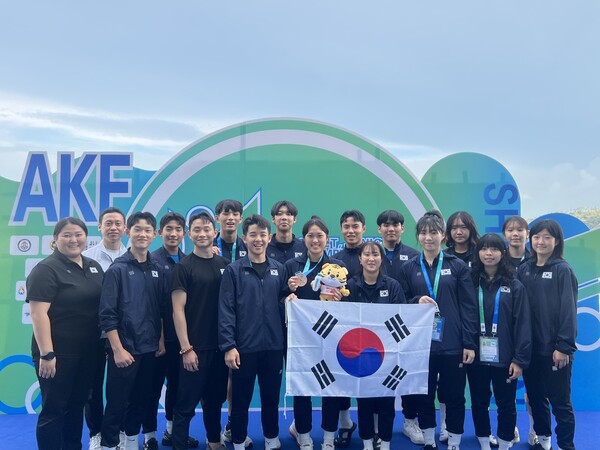 대한민국 가라테 청소년대표팀의 권혜원 선수(가운데 호랑이 인형을 든 선수)가 제23회 아시아청소년선수권대회 값진 동메달을 획득했다. 사진=대한체육회