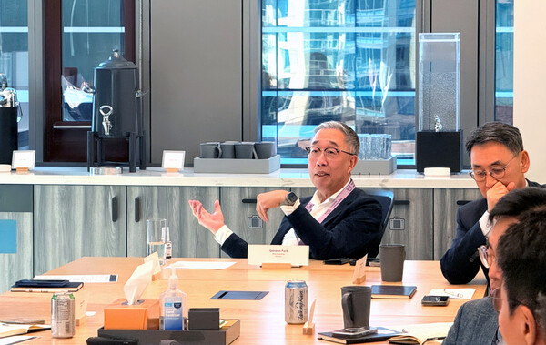 박지원 두산그룹 부회장(사진 가운데)이 현지시각으로 22일, 미국 시애틀 아마존 본사를 방문해 AI 기반 경영혁신 사례에 대한 질문을 하고 있다. 사진=두산그룹