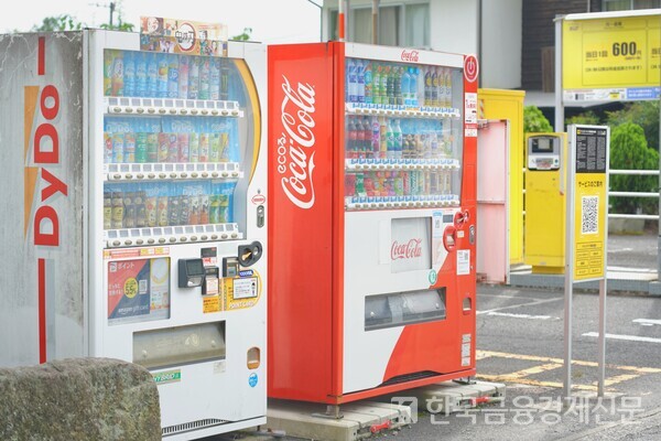 킨린호수 인근 마을에서 찍은 주차장 앞 자판기. 사진=김성훈 기자