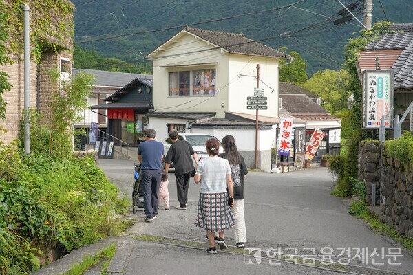 다함께 바쁜 도시를 벗어나 고즈넉한 마을을 산책하니 마음이 편안해졌다. 사진=김성훈 기자