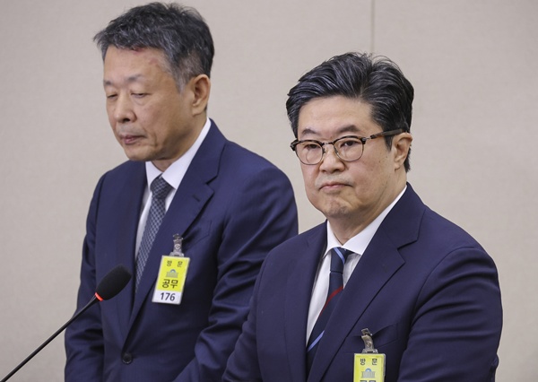 김병주 MBK파트너스 회장(오른쪽)과 김광일 홈플러스 대표이사가 14일 국회 정무위원회에서 열린 국정감사에 증인으로 출석해 의원 질의를 듣고 있다. 사진=연합뉴스