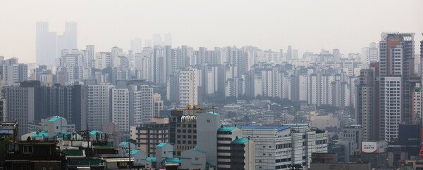 정부가 주택시장 안정화 대책으로 토지거래허가구역을 서울 25개구 전역과 경기 12개 지역으로 확대했다. 사진=연합뉴스
