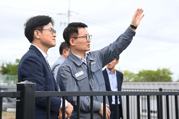 김정관 산업통상자원부 장관이 지난달 19일 울산 남구 석유화학산업단지 내 에쓰오일을 방문해 관계자로부터 운영현황 및 애로사항을 청취하고 있다. 사진=연합뉴스