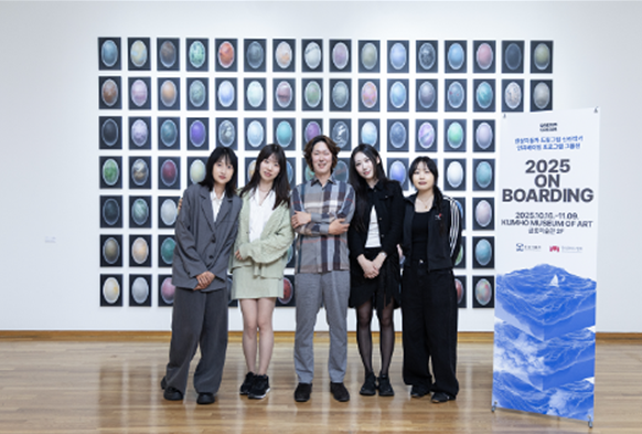 ﻿ ‘온 보딩(On Boarding) 그룹전’ 오프닝 행사에 참여한 작가들. 사진=한국메세나협회